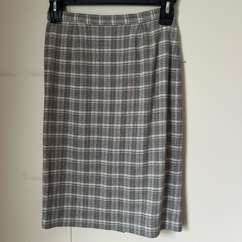 JHCollectibles plaid skirt.
Hits right below the knees
Size: S